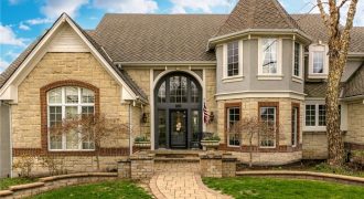 8021  Clearwater Drive, Parkville, MO 64152 | MLS#2474779