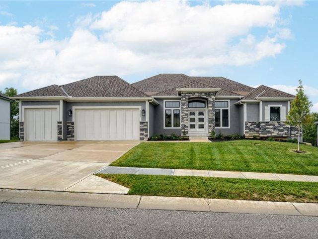 2551 NW Riverview Drive, Riverside, MO 64150 | MLS#2346088