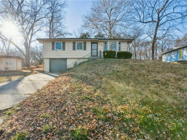 892 NW South Shore Drive, Lake Waukomis, MO 64151 | MLS#2525740