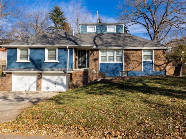 Homes for Sale in Kansas City, MO 64116 | 102 NW Greentree Lane