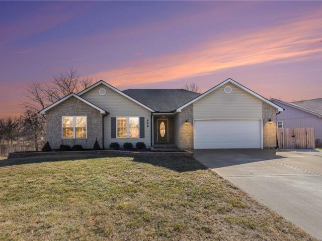 Homes for Sale in Kearney, MO 64060 | 409  Meadowbrook Drive