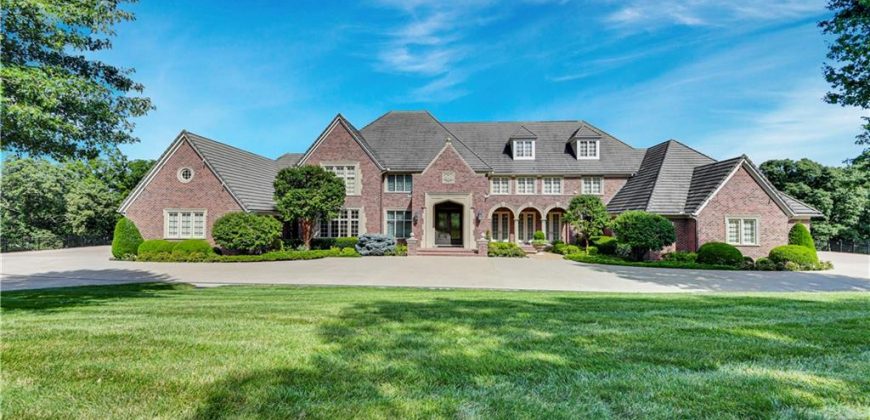 Homes for Sale in Parkville, MO 64152 | 6001  Julian Drive