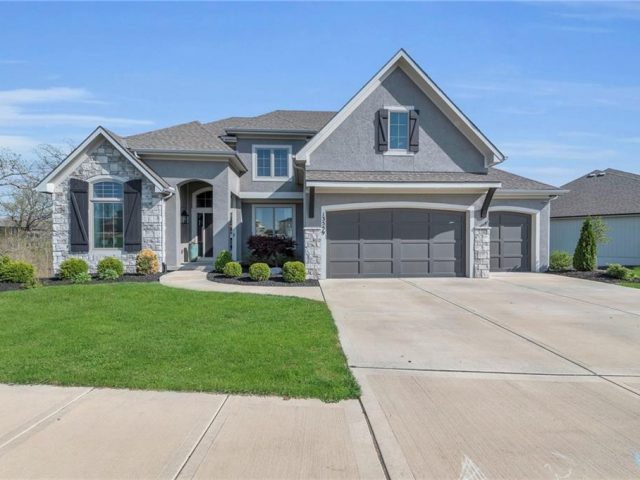 Homes for Sale in Parkville, MO 64152 | 13559  Terrace Park Drive