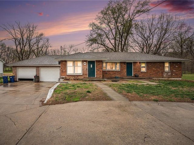 Homes for Sale in Smithville, MO 64089 | 416 N US 169 Highway