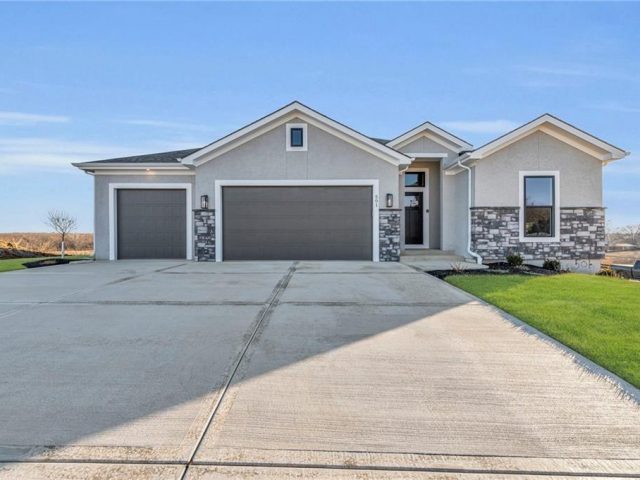 Homes for Sale in Smithville, MO 64089 | 501  6th Street