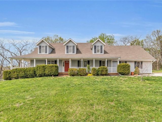 Homes for Sale in Smithville, MO 64089 | 306  HILLCREST Street