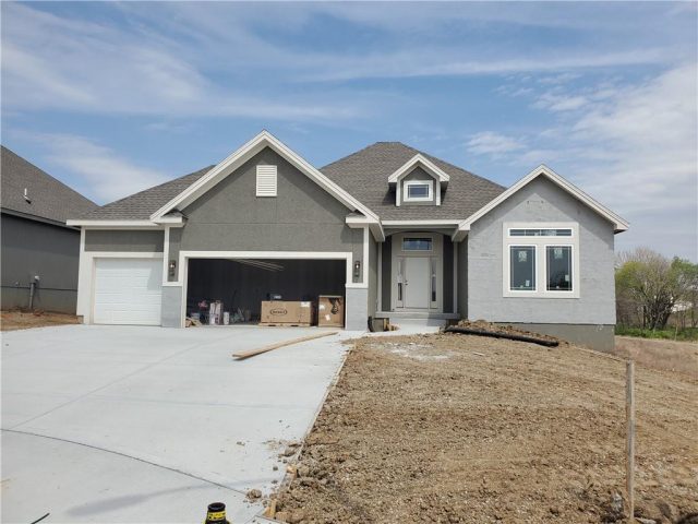 Homes for Sale in Kansas City, MO 64156 | 7012 NE 102nd Court