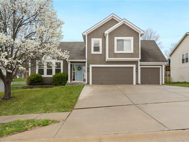 Homes for Sale in Kansas City, MO 64155 | 9712 N Highland Terrace