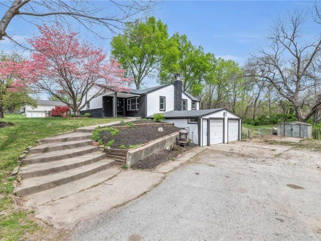 Homes for Sale in Gladstone, MO 64118 | 7209 N Troost Avenue