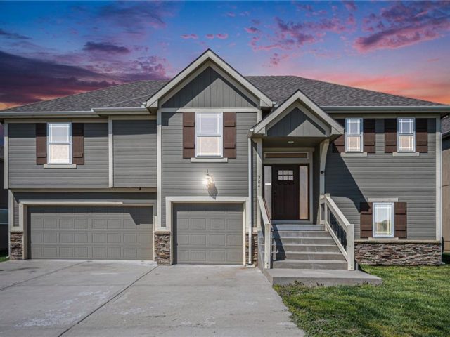 Homes for Sale in Smithville, MO 64089 | 704  Walnut Drive