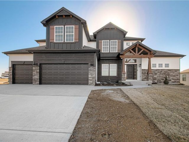 Homes for Sale in Liberty, MO 64068 | 1011  Poplar Lane