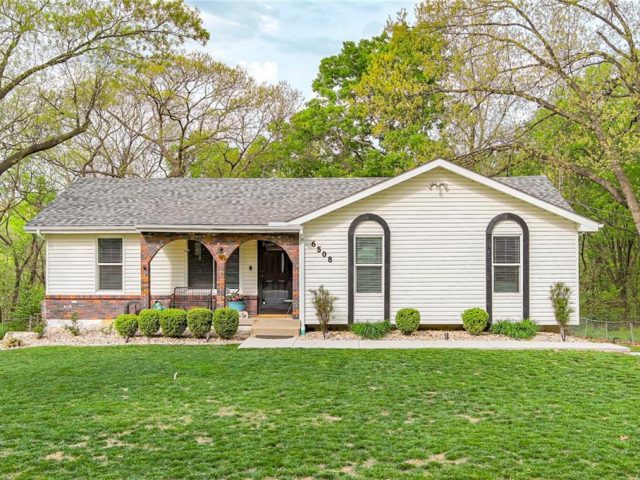 Homes for Sale in Parkville, MO 64152 | 6508 NW Quail Run Drive