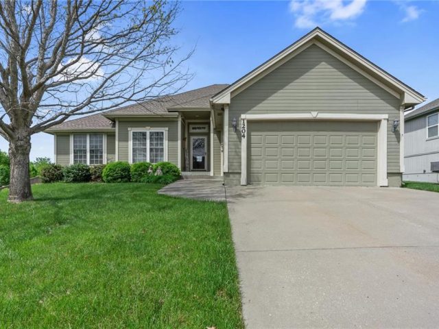 Homes for Sale in Kearney, MO 64060 | 1204  Silhouette Drive