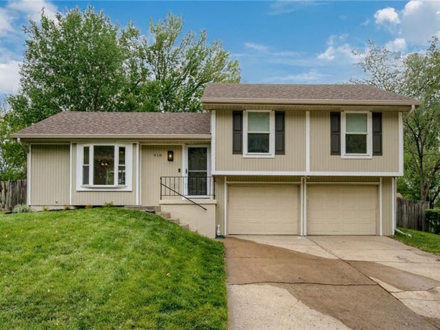 Homes for Sale in Liberty, MO 64068 | 918  Shiloh Court
