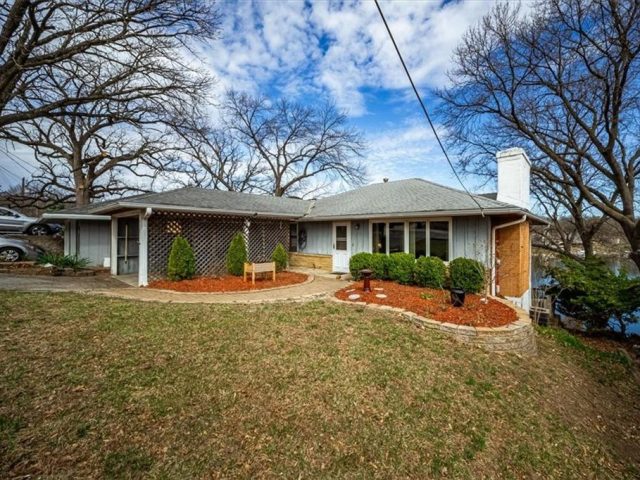 Homes for Sale in Kansas City, MO 64151 | 817 NW South Shore Drive