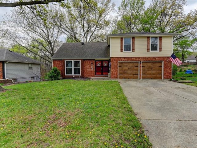 Homes for Sale in Parkville, MO 64152 | 6606 NW Quail Run Drive