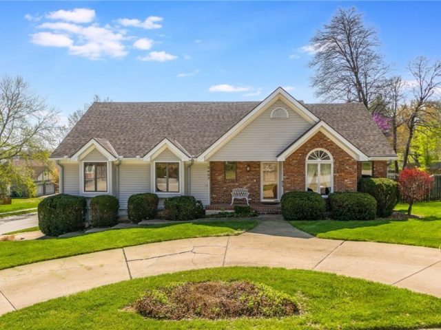Homes for Sale in Gladstone, MO 64118 | 2407 NE 65th Terrace