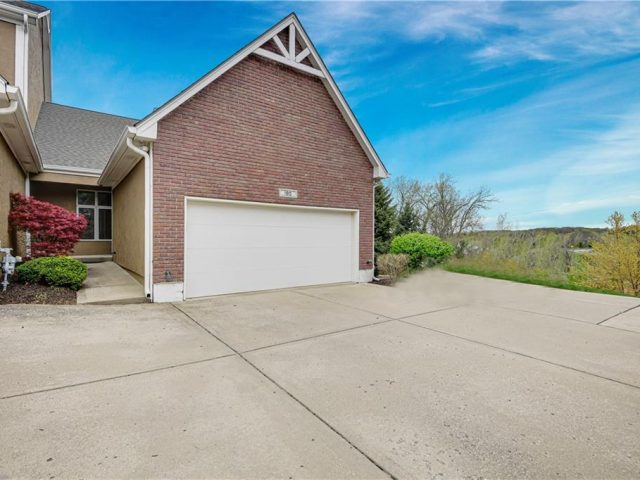 Homes for Sale in Gladstone, MO 64116 | 190  Pointe Drive
