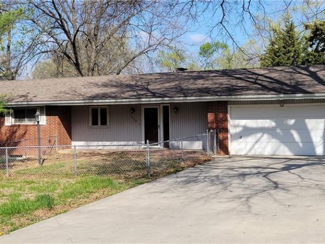 Homes for Sale in Kansas City, MO 64152 | 7810 NW Blue Grass Drive