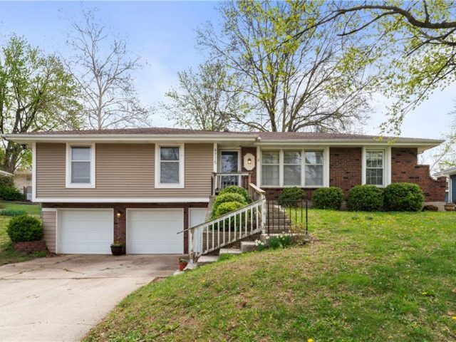 Homes for Sale in Kansas City, MO 64152 | 9715 NW View Coves Drive