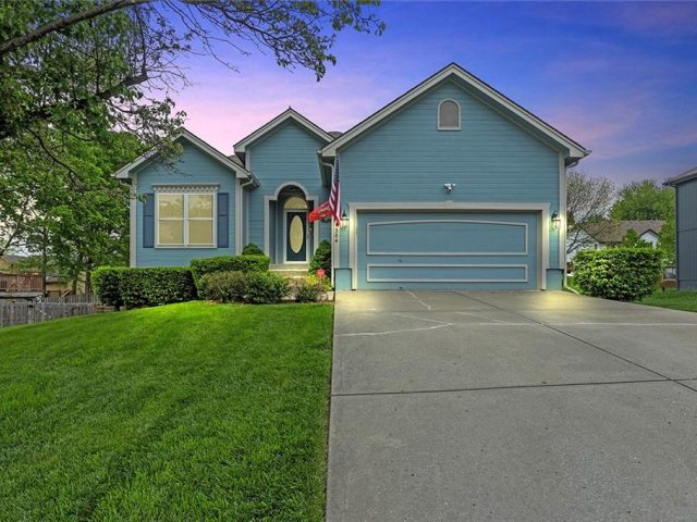 Homes for Sale in Smithville, MO 64089 | 304  Lakeview Drive