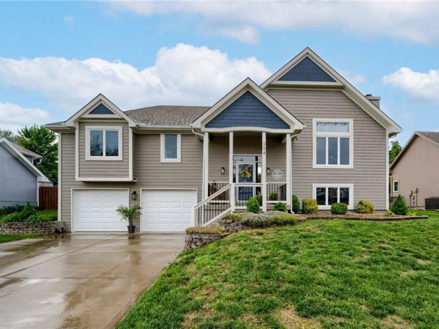 Homes for Sale in Smithville, MO 64089 | 204  Surrey Court