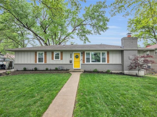 Homes for Sale in Gladstone, MO 64118 | 6720 N Wayne Avenue