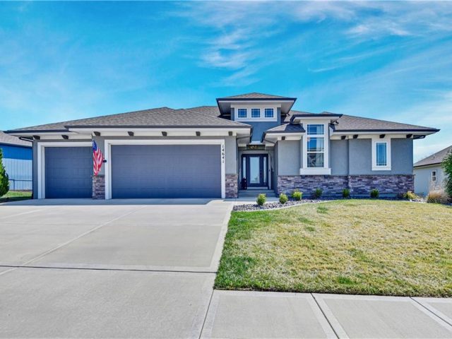 Homes for Sale in Parkville, MO 64152 | 14641  Thousand Oaks Place