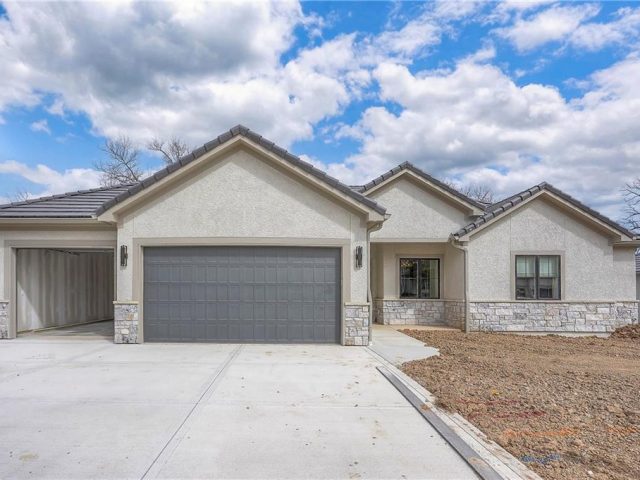 Homes for Sale in Parkville, MO 64152 | 8200  Westlake Drive