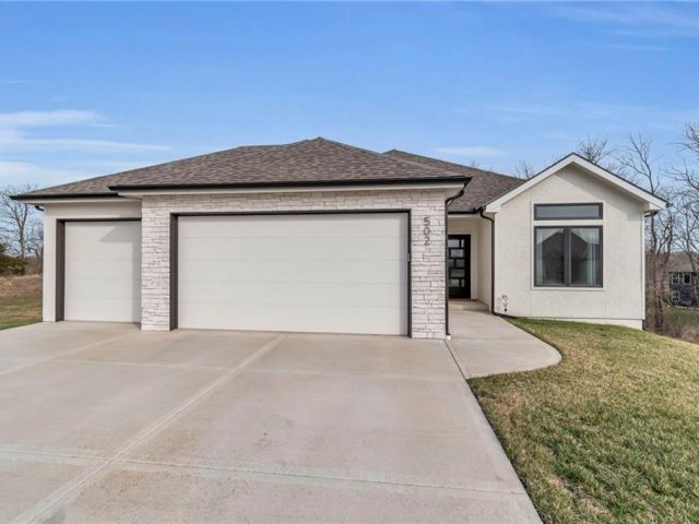 Homes for Sale in Smithville, MO 64089 | 502  Whitetail Court
