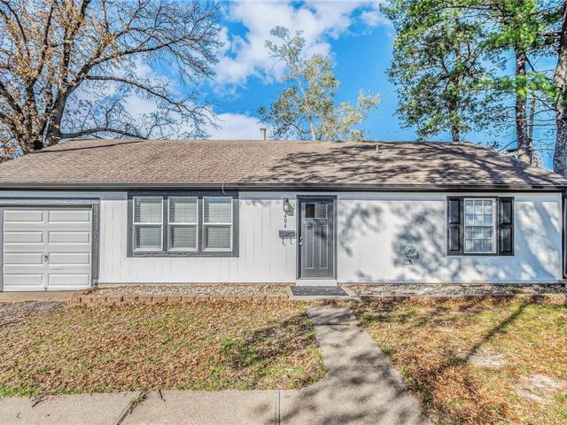 Homes for Sale in Gladstone, MO 64118 | 404 NE 67th Place