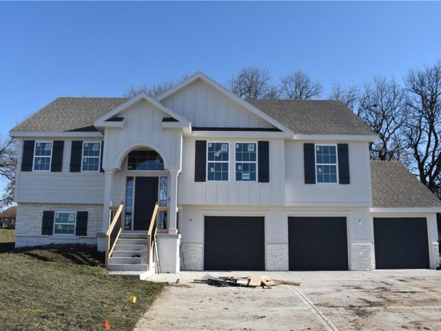 Homes for Sale in Kansas City, MO 64156 | 6022 NE 118th Terrace