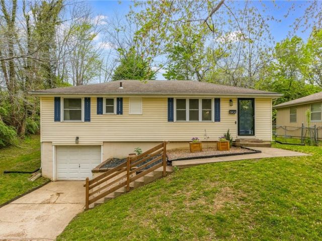 Homes for Sale in Kansas City, MO 64118 | 6906 N Pennsylvania Avenue