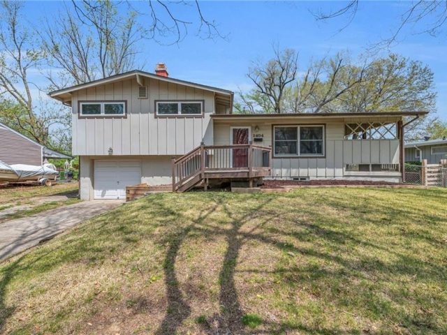 Homes for Sale in Gladstone, MO 64118 | 2404 NE 63RD Place
