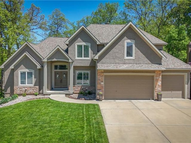 Homes for Sale in Parkville, MO 64152 | 6195 N White Oak Drive