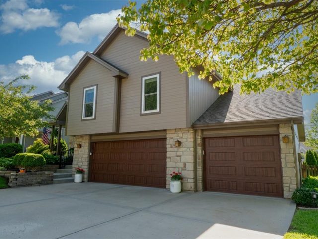 Homes for Sale in Kansas City, MO 64157 | 9808 N Hedges Avenue