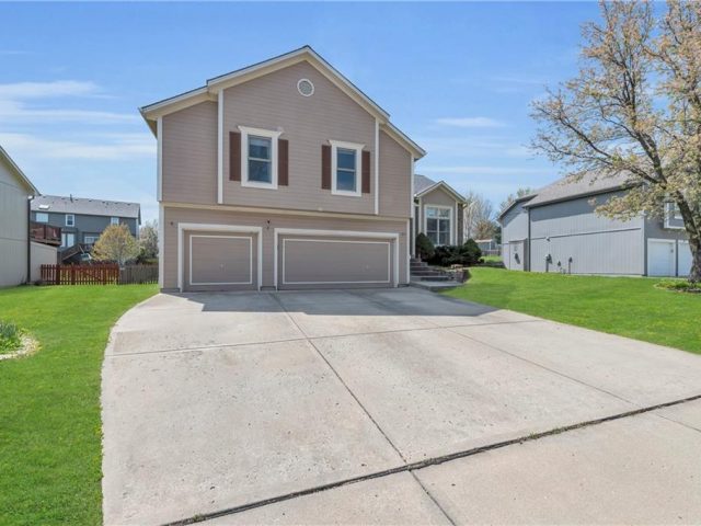 Homes for Sale in Kansas City, MO 64158 | 7442 N Sycamore Avenue