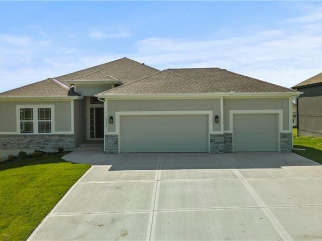Homes for Sale in Liberty, MO 64068 | 1015  Poplar Lane