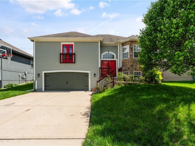 Homes for Sale in Kansas City, MO 64154 | 9517 N Adrian Place