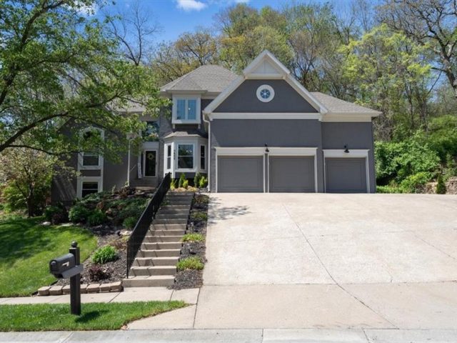 Homes for Sale in Gladstone, MO 64119 | 7600 N Chestnut Avenue