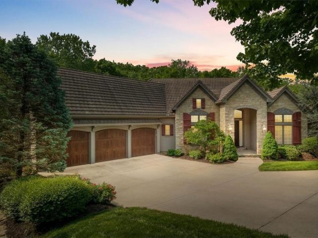 Homes for Sale in Parkville, MO 64152 | 6508  Turnberry Court