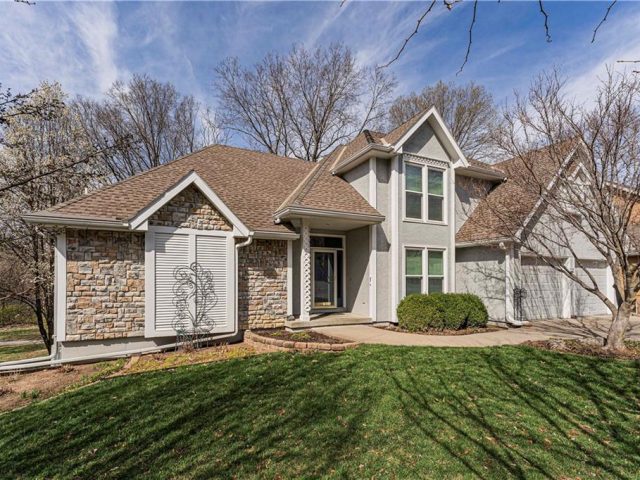 Homes for Sale in Liberty, MO 64068 | 808 N Woodridge Lane