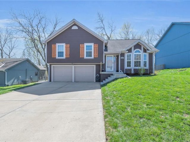 Homes for Sale in Smithville, MO 64089 | 209  Lakeview Drive