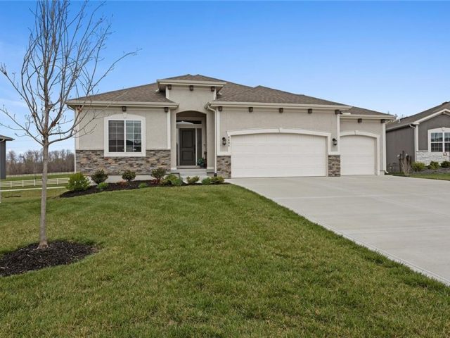Homes for Sale in Kansas City, MO 64154 | 6604 NW 107th Court