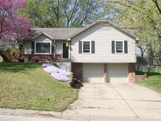 Homes for Sale in Parkville, MO 64152 | 6716 NW Sioux Drive