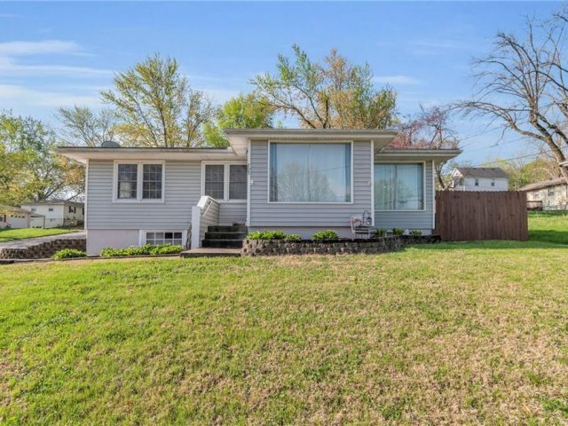 Homes for Sale in Smithville, MO 64089 | 705 E BRASFIELD Street