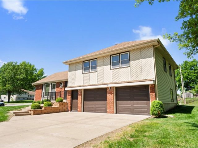 Homes for Sale in Gladstone, MO 64118 | 7300 N Woodland Avenue