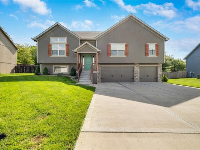 Homes for Sale in Kansas City, MO 64119 | 7851 N College Avenue