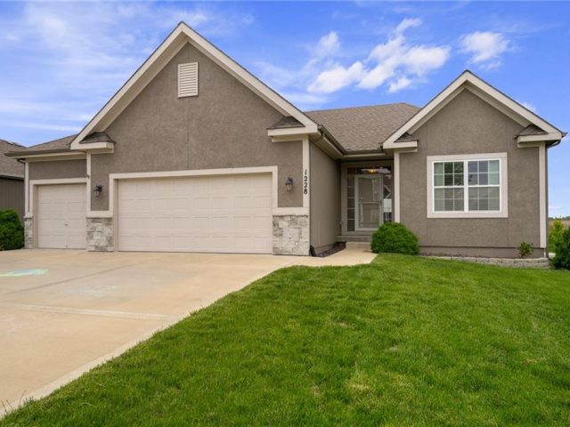 Homes for Sale in Kansas City, MO 64155 | 1228 NW 95th Street