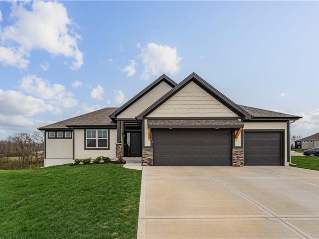 Homes for Sale in Kansas City, MO 64156 | 9325 N Poplar Avenue